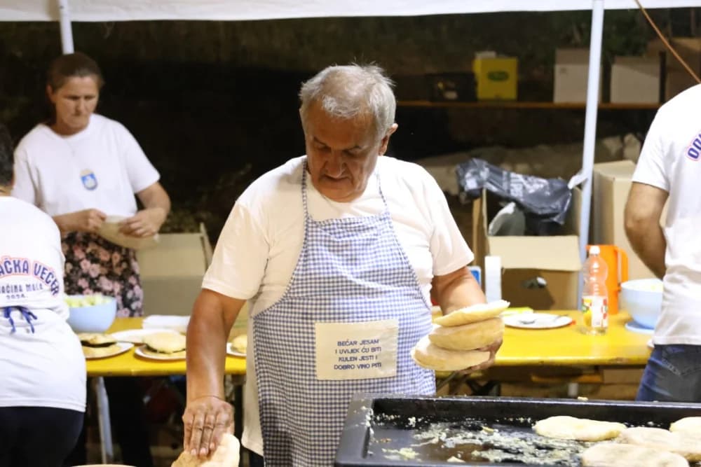 Odvoračka večer privukla brojne posjetitelje na kojoj je nastupili KUD-ovi, Branko Polić, Miroslav Škoro i Valentino band iz Požege