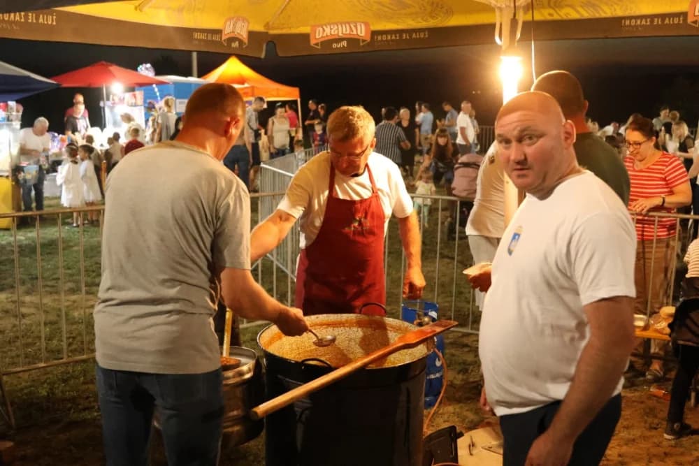 Odvoračka večer privukla brojne posjetitelje na kojoj je nastupili KUD-ovi, Branko Polić, Miroslav Škoro i Valentino band iz Požege