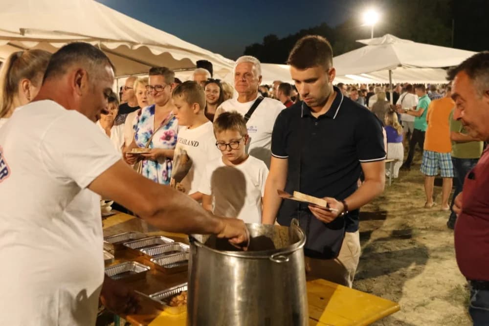 Odvoračka večer privukla brojne posjetitelje na kojoj je nastupili KUD-ovi, Branko Polić, Miroslav Škoro i Valentino band iz Požege