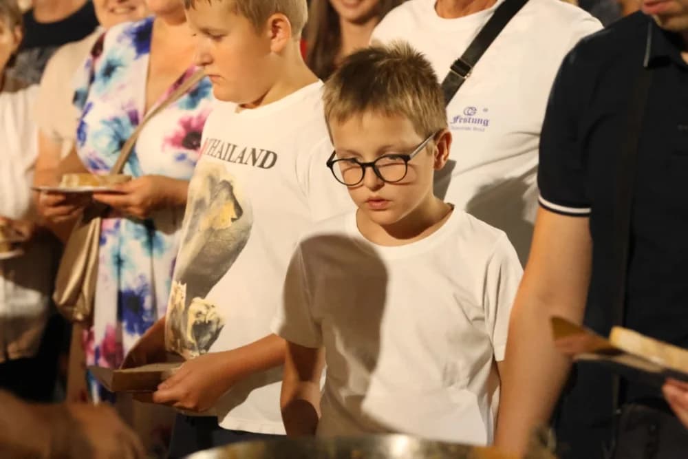 Odvoračka večer privukla brojne posjetitelje na kojoj je nastupili KUD-ovi, Branko Polić, Miroslav Škoro i Valentino band iz Požege