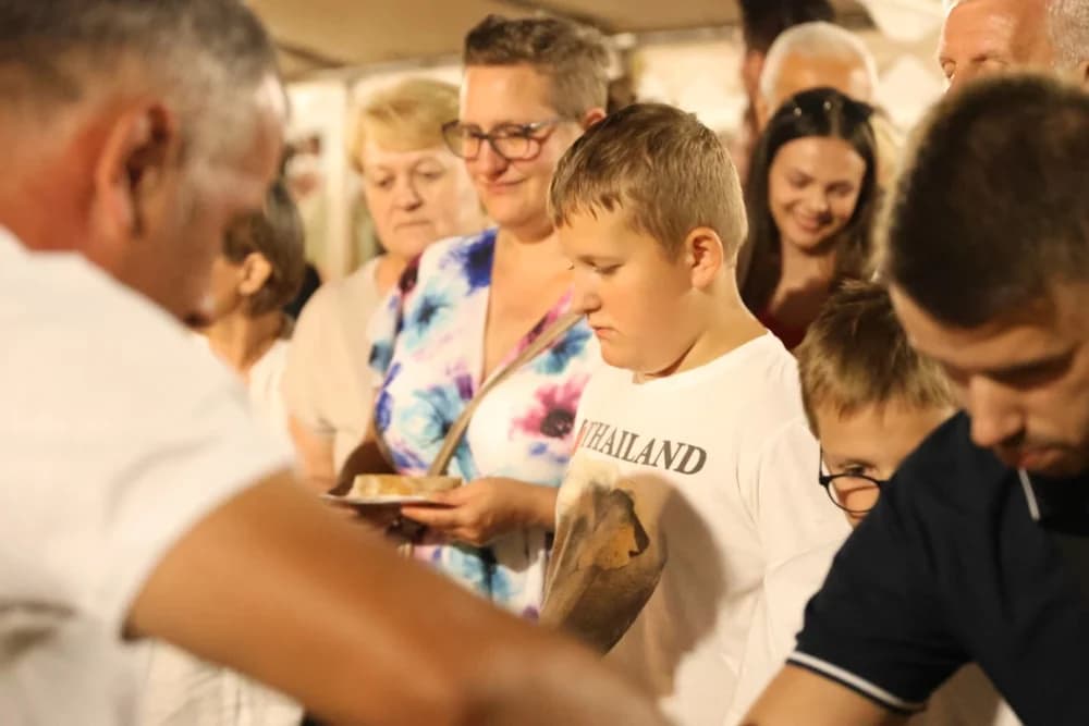 Odvoračka večer privukla brojne posjetitelje na kojoj je nastupili KUD-ovi, Branko Polić, Miroslav Škoro i Valentino band iz Požege