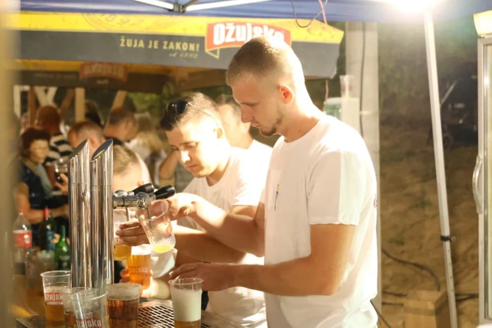 Odvoračka večer privukla brojne posjetitelje na kojoj je nastupili KUD-ovi, Branko Polić, Miroslav Škoro i Valentino band iz Požege
