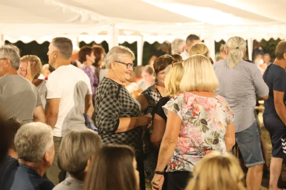 Odvoračka večer privukla brojne posjetitelje na kojoj je nastupili KUD-ovi, Branko Polić, Miroslav Škoro i Valentino band iz Požege