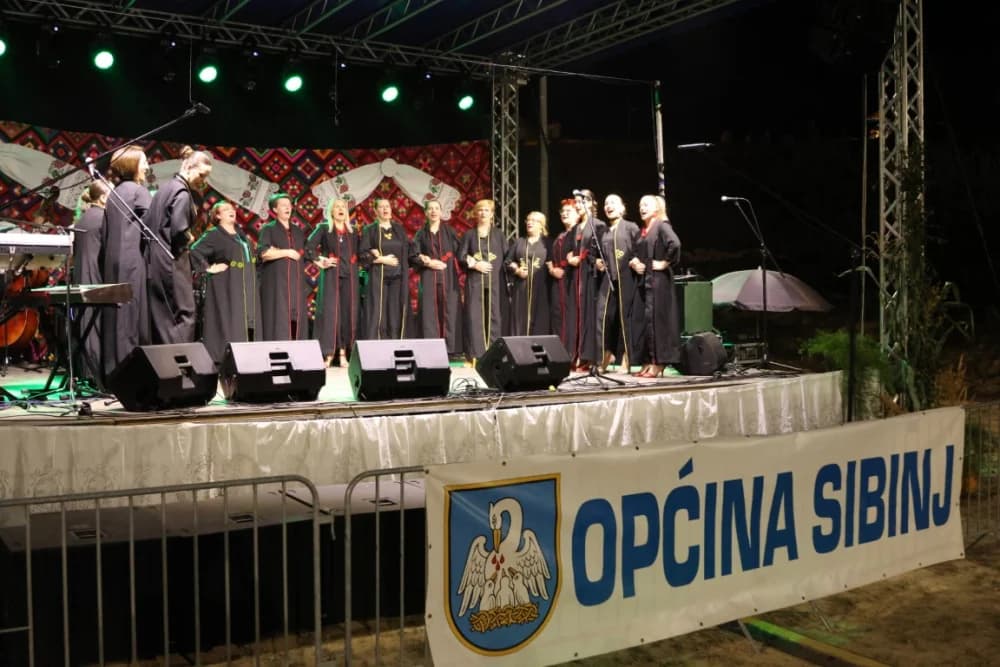 Odvoračka večer privukla brojne posjetitelje na kojoj je nastupili KUD-ovi, Branko Polić, Miroslav Škoro i Valentino band iz Požege