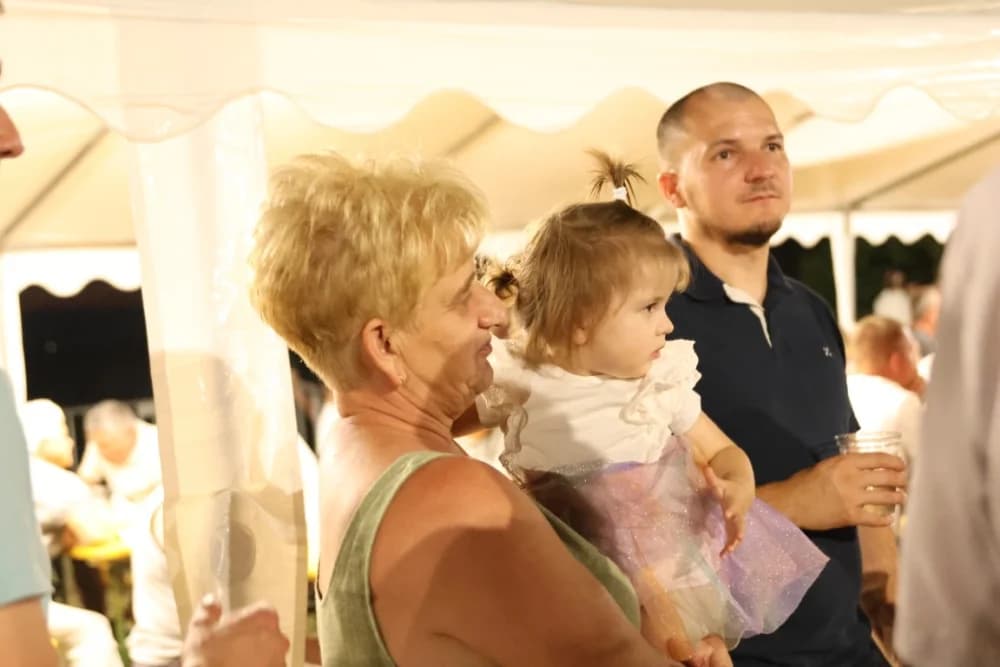 Odvoračka večer privukla brojne posjetitelje na kojoj je nastupili KUD-ovi, Branko Polić, Miroslav Škoro i Valentino band iz Požege