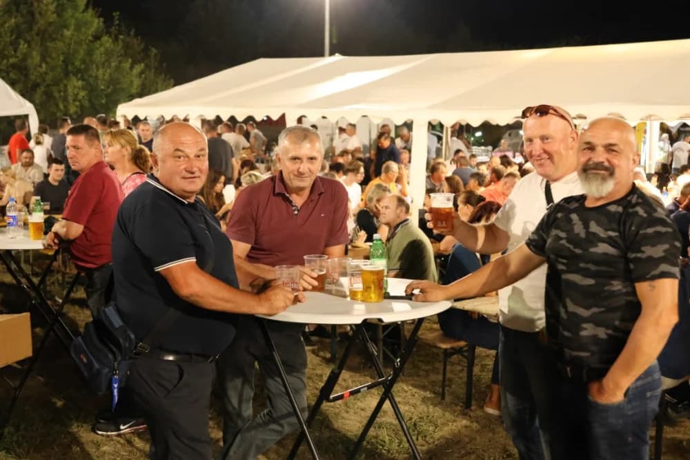 Odvoračka večer privukla brojne posjetitelje na kojoj je nastupili KUD-ovi, Branko Polić, Miroslav Škoro i Valentino band iz Požege