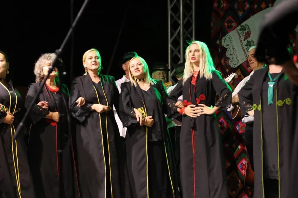 Odvoračka večer privukla brojne posjetitelje na kojoj je nastupili KUD-ovi, Branko Polić, Miroslav Škoro i Valentino band iz Požege