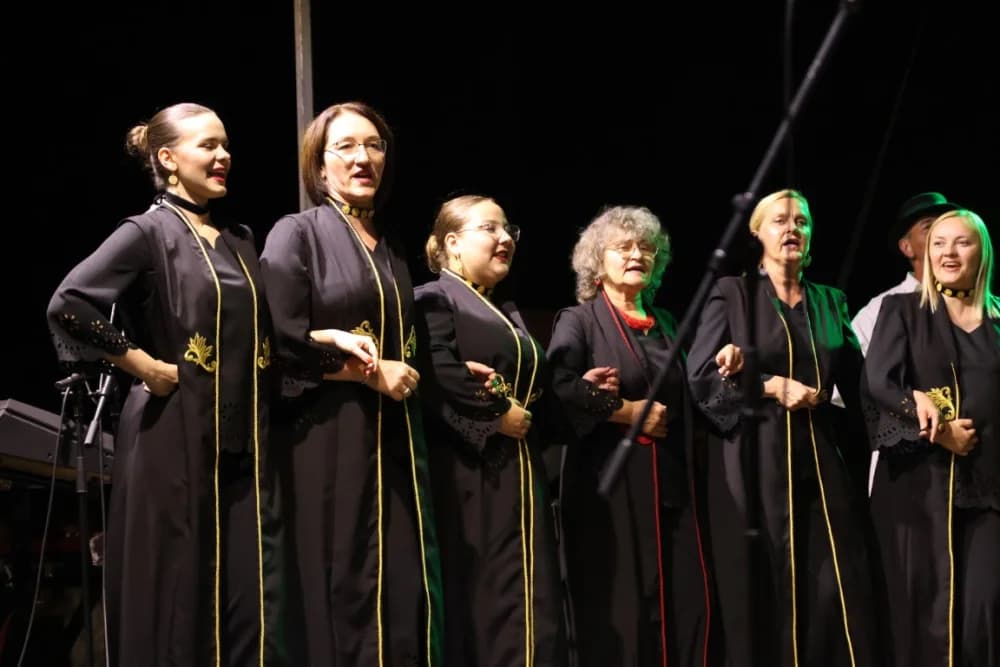Odvoračka večer privukla brojne posjetitelje na kojoj je nastupili KUD-ovi, Branko Polić, Miroslav Škoro i Valentino band iz Požege