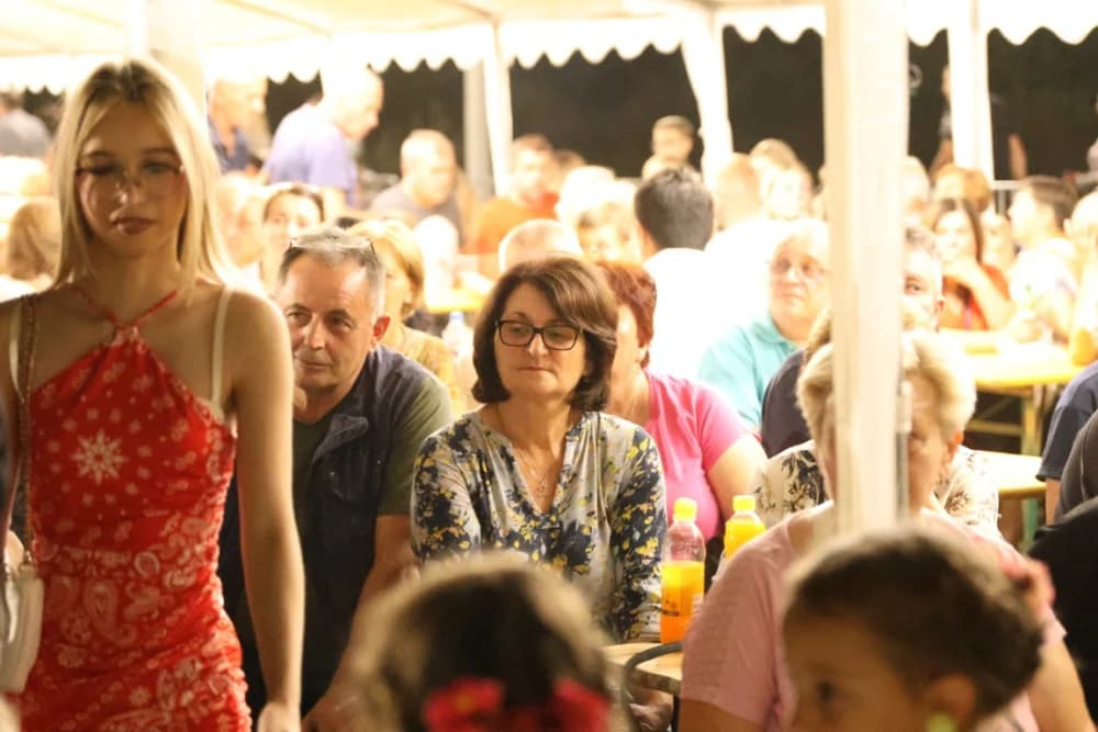 Odvoračka večer privukla brojne posjetitelje na kojoj je nastupili KUD-ovi, Branko Polić, Miroslav Škoro i Valentino band iz Požege
