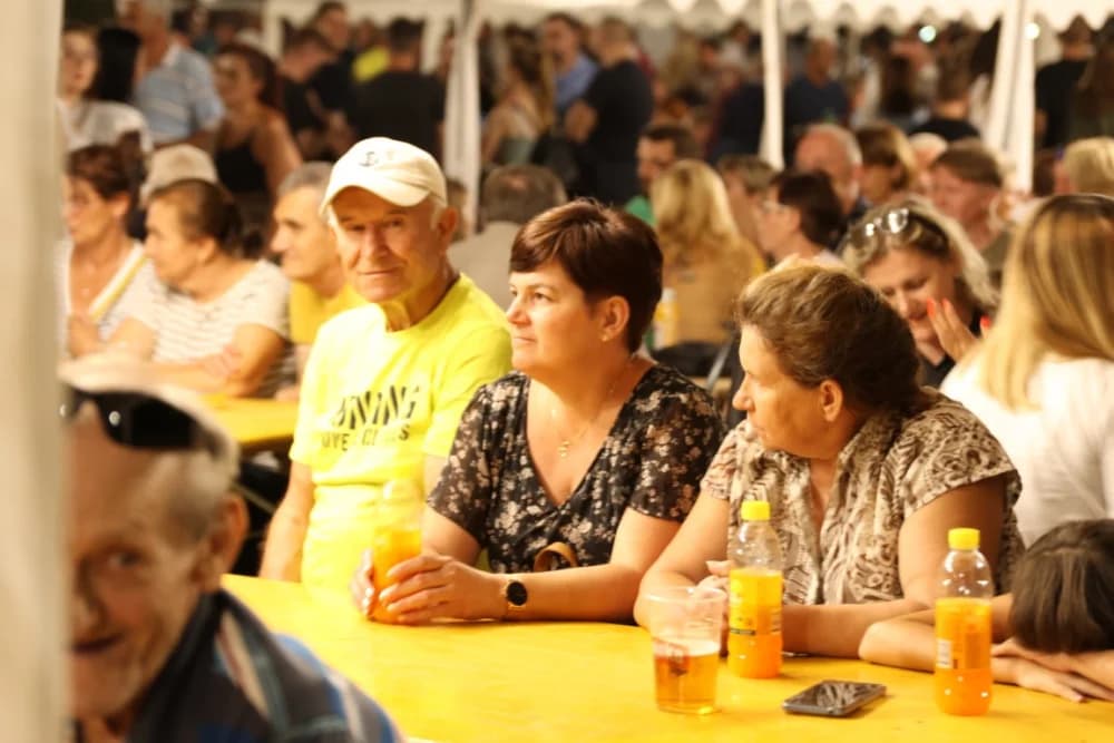 Odvoračka večer privukla brojne posjetitelje na kojoj je nastupili KUD-ovi, Branko Polić, Miroslav Škoro i Valentino band iz Požege