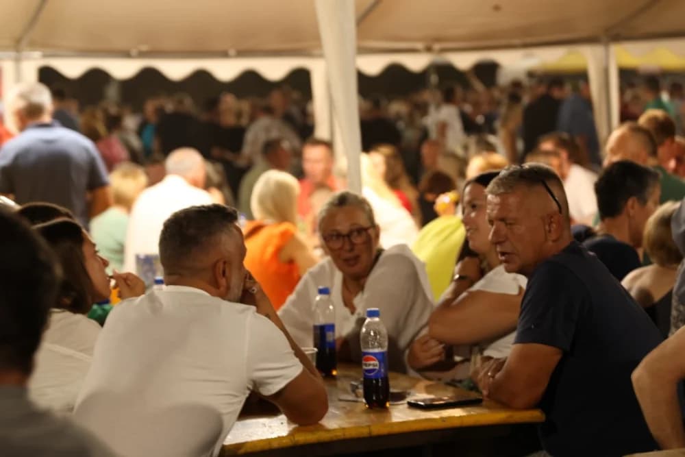 Odvoračka večer privukla brojne posjetitelje na kojoj je nastupili KUD-ovi, Branko Polić, Miroslav Škoro i Valentino band iz Požege