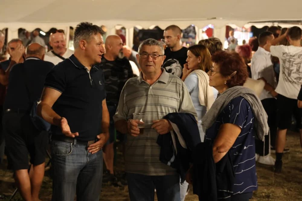 Odvoračka večer privukla brojne posjetitelje na kojoj je nastupili KUD-ovi, Branko Polić, Miroslav Škoro i Valentino band iz Požege
