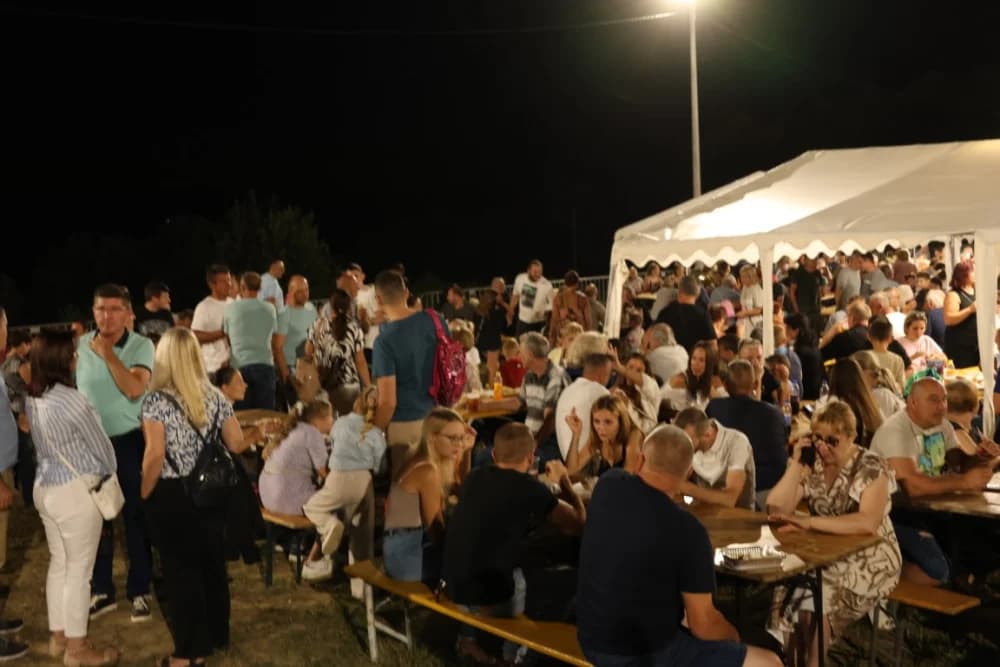 Odvoračka večer privukla brojne posjetitelje na kojoj je nastupili KUD-ovi, Branko Polić, Miroslav Škoro i Valentino band iz Požege