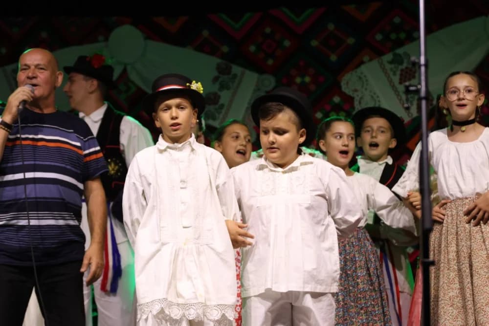 Odvoračka večer privukla brojne posjetitelje na kojoj je nastupili KUD-ovi, Branko Polić, Miroslav Škoro i Valentino band iz Požege