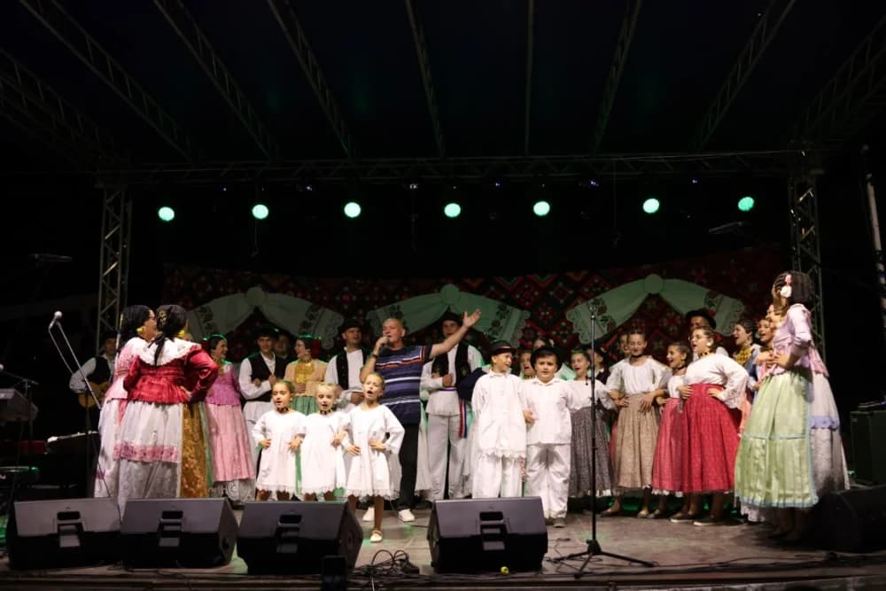 Odvoračka večer privukla brojne posjetitelje na kojoj je nastupili KUD-ovi, Branko Polić, Miroslav Škoro i Valentino band iz Požege