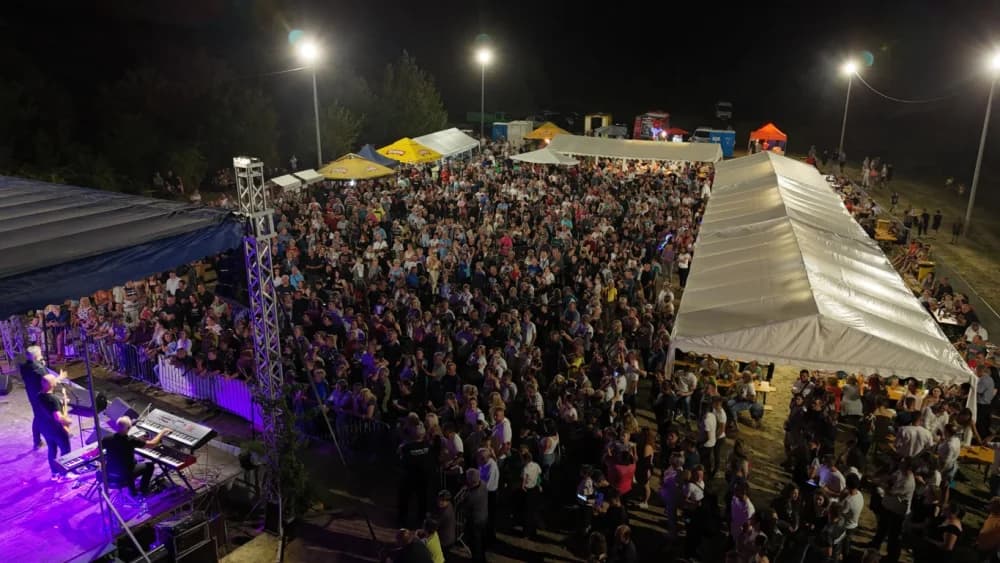 Odvoračka večer privukla brojne posjetitelje na kojoj je nastupili KUD-ovi, Branko Polić, Miroslav Škoro i Valentino band iz Požege
