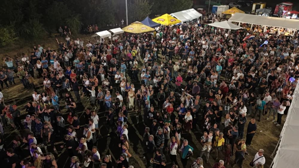 Odvoračka večer privukla brojne posjetitelje na kojoj je nastupili KUD-ovi, Branko Polić, Miroslav Škoro i Valentino band iz Požege
