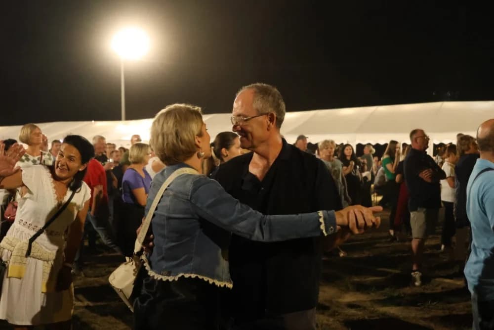 Odvoračka večer privukla brojne posjetitelje na kojoj je nastupili KUD-ovi, Branko Polić, Miroslav Škoro i Valentino band iz Požege