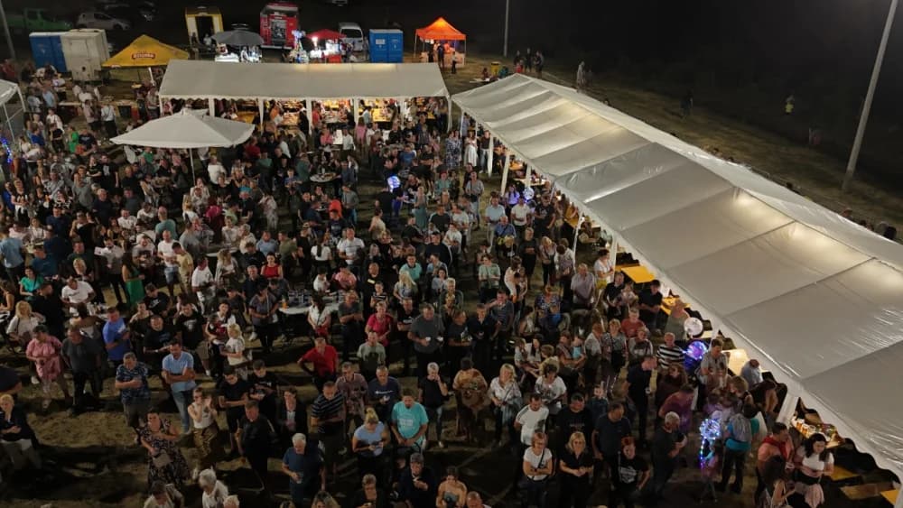 Odvoračka večer privukla brojne posjetitelje na kojoj je nastupili KUD-ovi, Branko Polić, Miroslav Škoro i Valentino band iz Požege