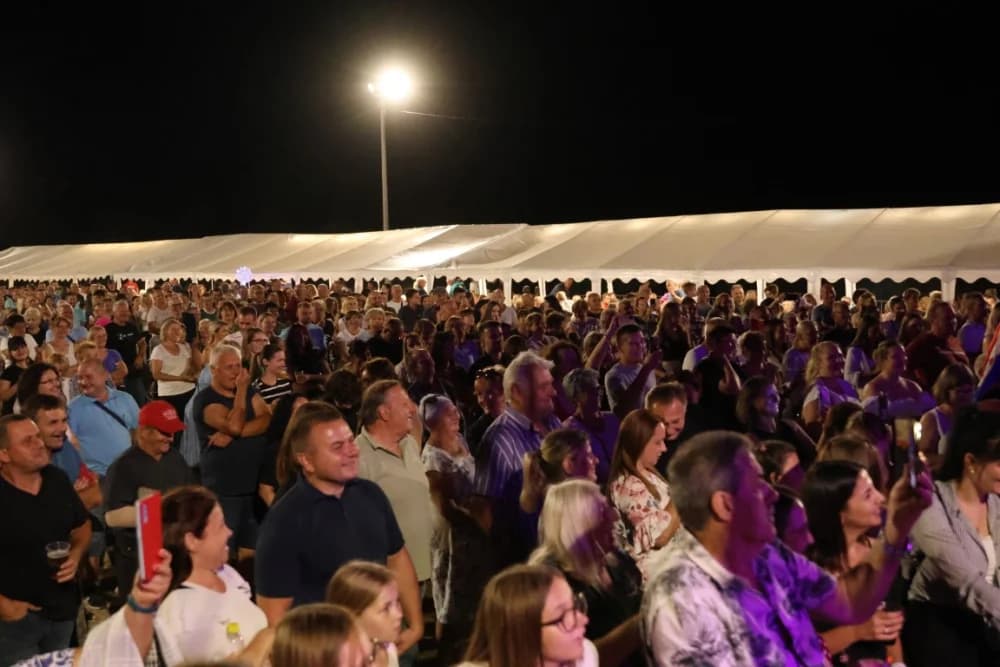 Odvoračka večer privukla brojne posjetitelje na kojoj je nastupili KUD-ovi, Branko Polić, Miroslav Škoro i Valentino band iz Požege