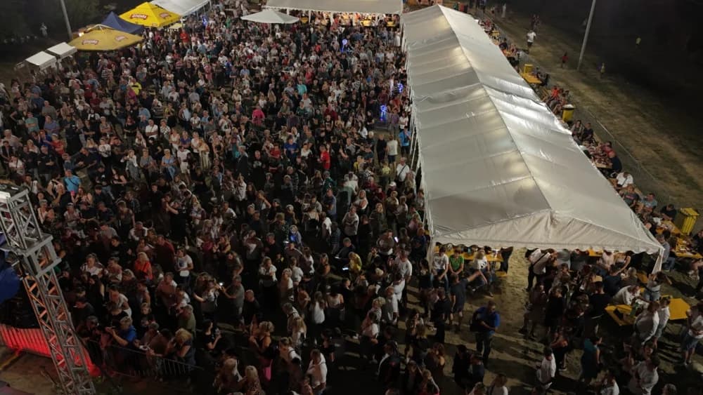 Odvoračka večer privukla brojne posjetitelje na kojoj je nastupili KUD-ovi, Branko Polić, Miroslav Škoro i Valentino band iz Požege