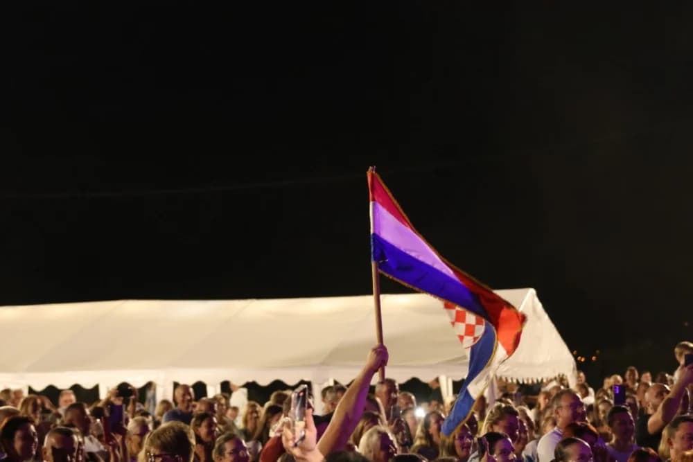 Odvoračka večer privukla brojne posjetitelje na kojoj je nastupili KUD-ovi, Branko Polić, Miroslav Škoro i Valentino band iz Požege