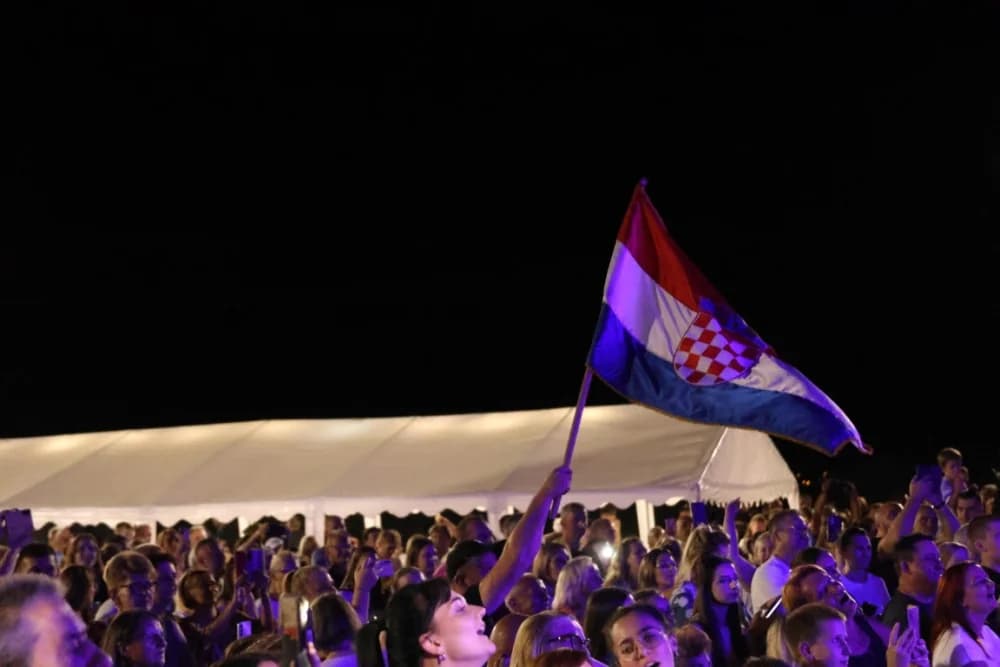 Odvoračka večer privukla brojne posjetitelje na kojoj je nastupili KUD-ovi, Branko Polić, Miroslav Škoro i Valentino band iz Požege