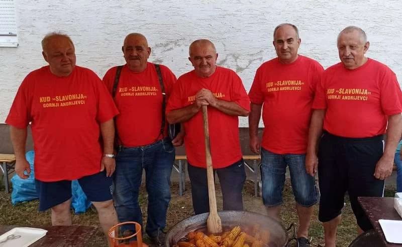 ODRŽANA 16.KUKURUZIJADA U GORNJIM ANDRIJEVCIMA: Miris kuhanih kukuruza i pečenjaka, u čast tradiciji i zajedništvu