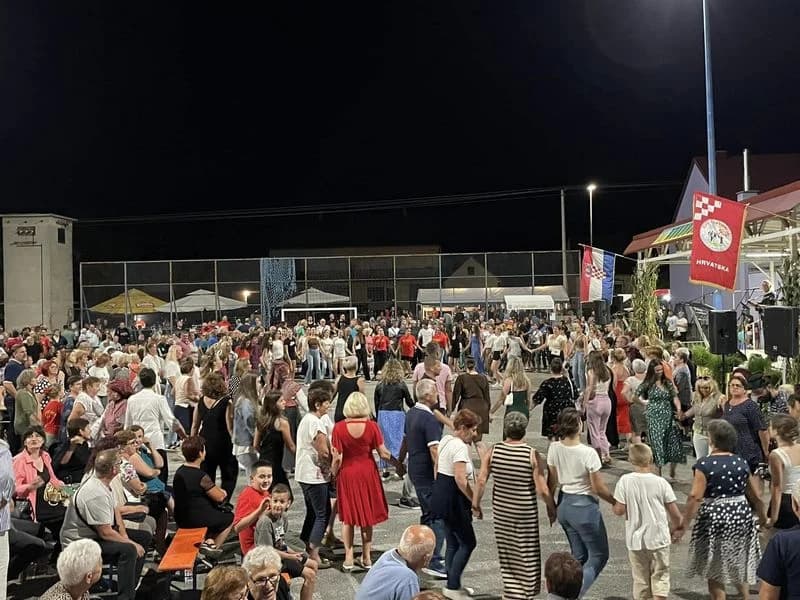 ODRŽANA 16.KUKURUZIJADA U GORNJIM ANDRIJEVCIMA: Miris kuhanih kukuruza i pečenjaka, u čast tradiciji i zajedništvu
