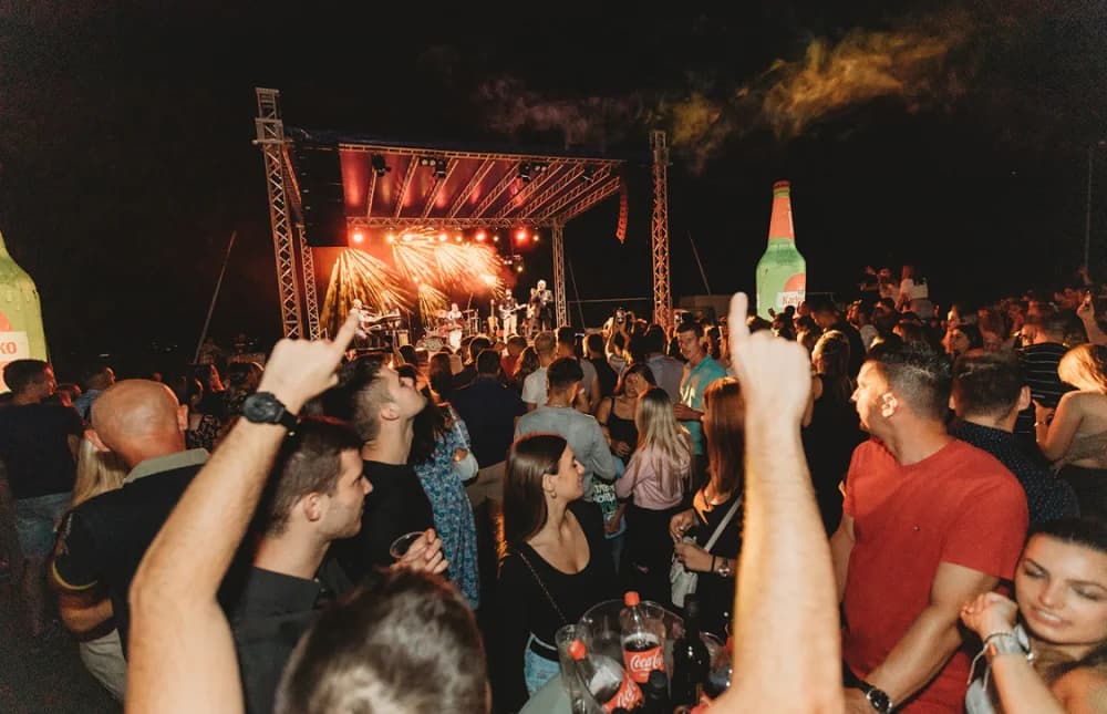[NAJAVA] VETOVAČKO LJETO 2024.: Ulaznice za veliki koncert Ace Lukasa dostupne su u požeškom Clubu Saloon i sustavu Eventim