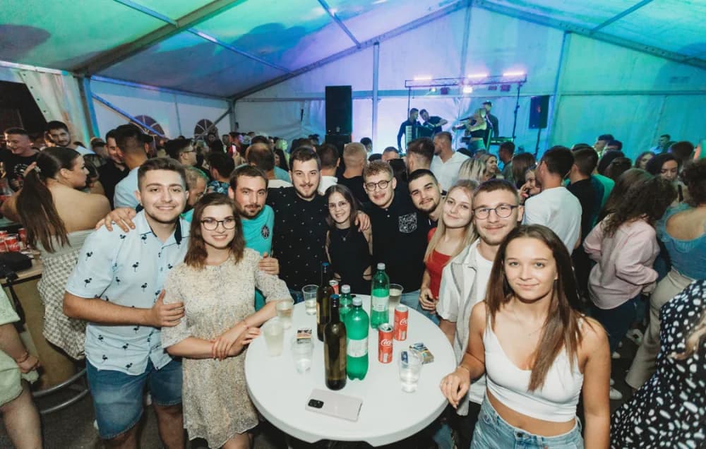 [NAJAVA] VETOVAČKO LJETO 2024.: Ulaznice za veliki koncert Ace Lukasa dostupne su u požeškom Clubu Saloon i sustavu Eventim