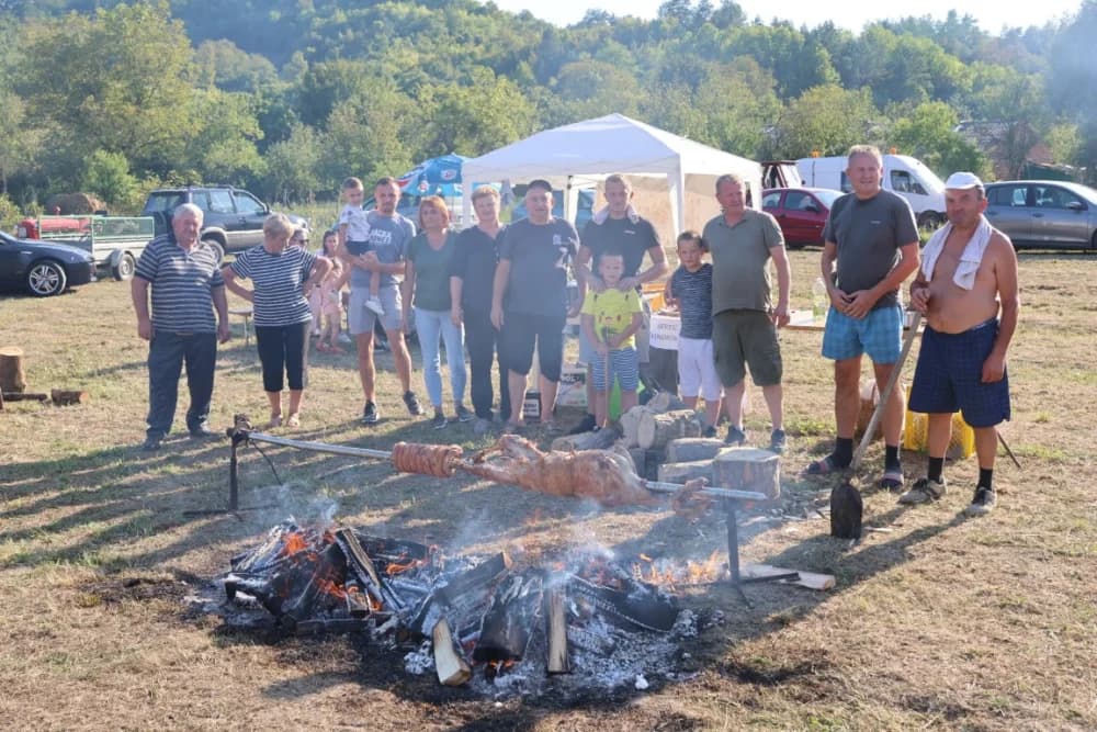(FOTOGALERIJA) Održana gastronomsko-turistička manifestacija u Lovčiću: 30-ak ekipa pokazale svoja umijeća u pečenju slasne delicije