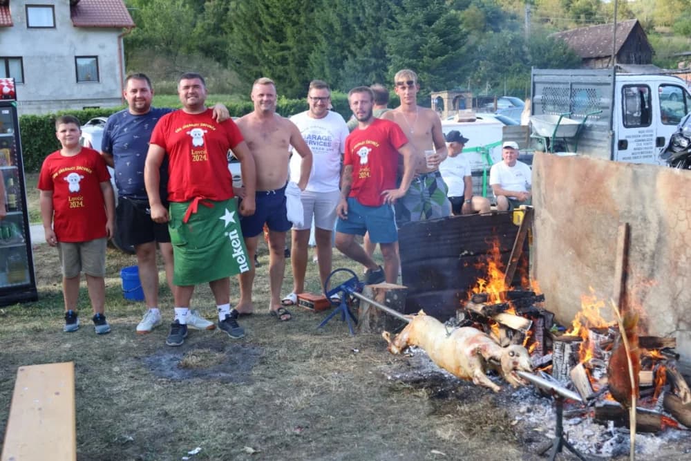 (FOTOGALERIJA) Održana gastronomsko-turistička manifestacija u Lovčiću: 30-ak ekipa pokazale svoja umijeća u pečenju slasne delicije