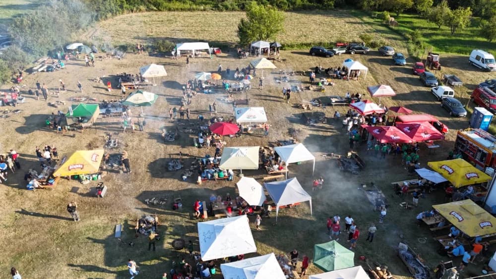 (FOTOGALERIJA) Održana gastronomsko-turistička manifestacija u Lovčiću: 30-ak ekipa pokazale svoja umijeća u pečenju slasne delicije