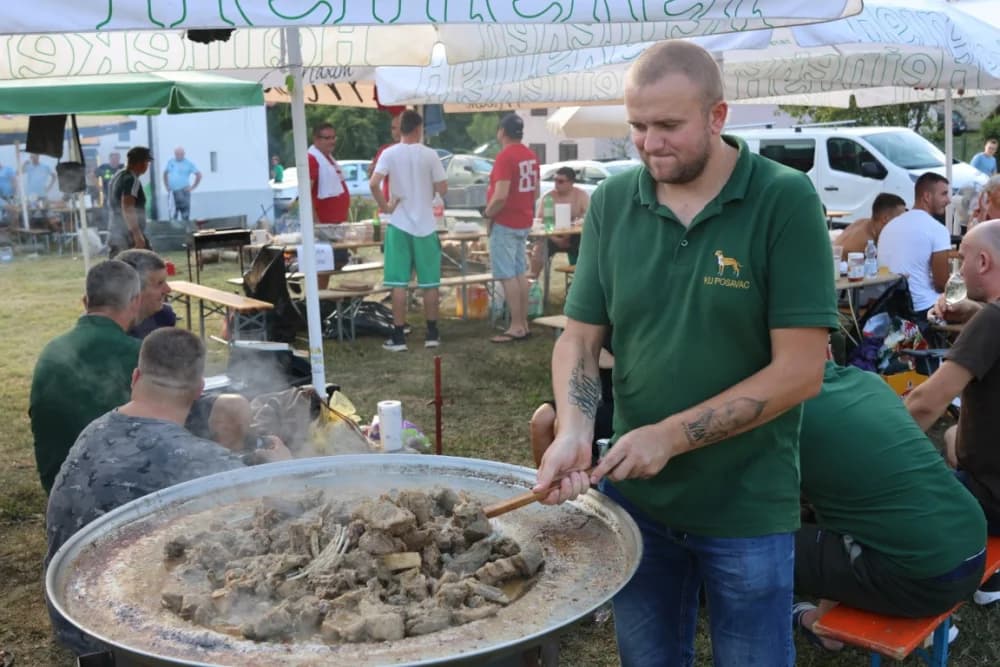 (FOTOGALERIJA) Održana gastronomsko-turistička manifestacija u Lovčiću: 30-ak ekipa pokazale svoja umijeća u pečenju slasne delicije