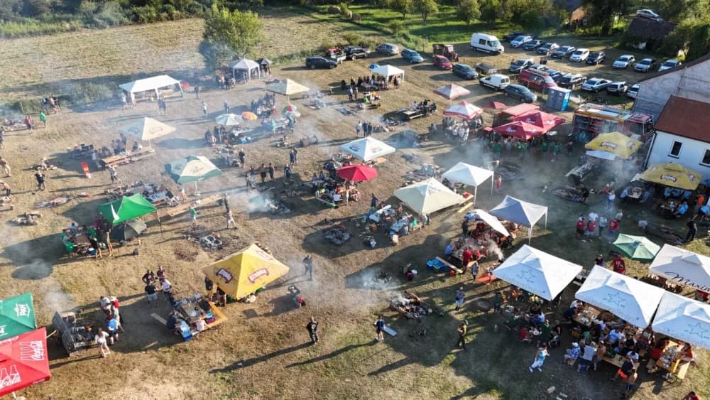 (FOTOGALERIJA) Održana gastronomsko-turistička manifestacija u Lovčiću: 30-ak ekipa pokazale svoja umijeća u pečenju slasne delicije