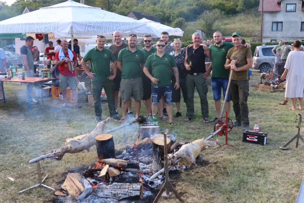 (FOTOGALERIJA) Održana gastronomsko-turistička manifestacija u Lovčiću: 30-ak ekipa pokazale svoja umijeća u pečenju slasne delicije