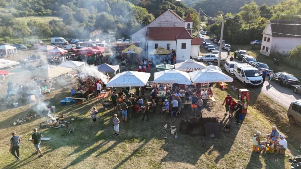 (FOTOGALERIJA) Održana gastronomsko-turistička manifestacija u Lovčiću: 30-ak ekipa pokazale svoja umijeća u pečenju slasne delicije