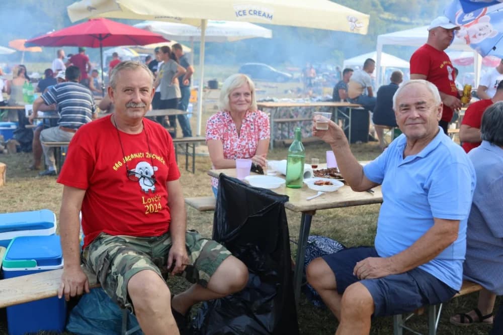(FOTOGALERIJA) Održana gastronomsko-turistička manifestacija u Lovčiću: 30-ak ekipa pokazale svoja umijeća u pečenju slasne delicije