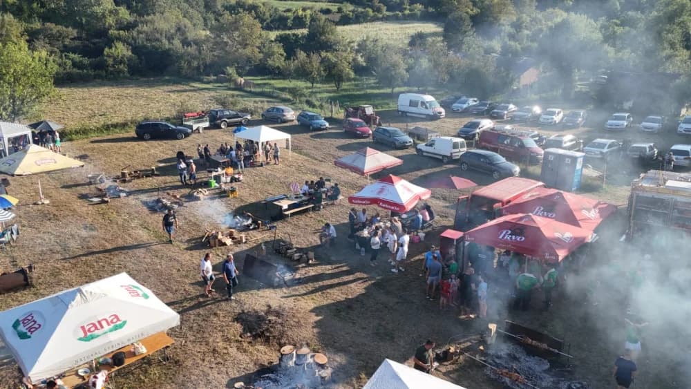 (FOTOGALERIJA) Održana gastronomsko-turistička manifestacija u Lovčiću: 30-ak ekipa pokazale svoja umijeća u pečenju slasne delicije