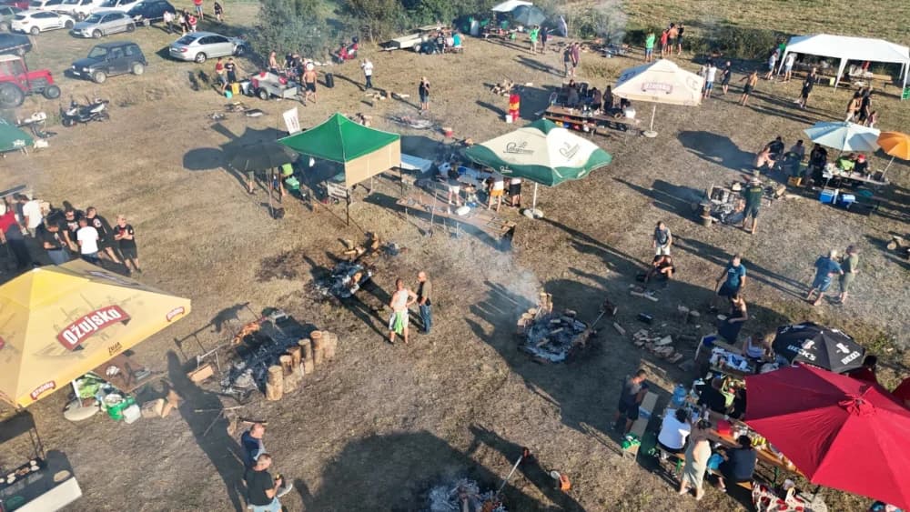 (FOTOGALERIJA) Održana gastronomsko-turistička manifestacija u Lovčiću: 30-ak ekipa pokazale svoja umijeća u pečenju slasne delicije
