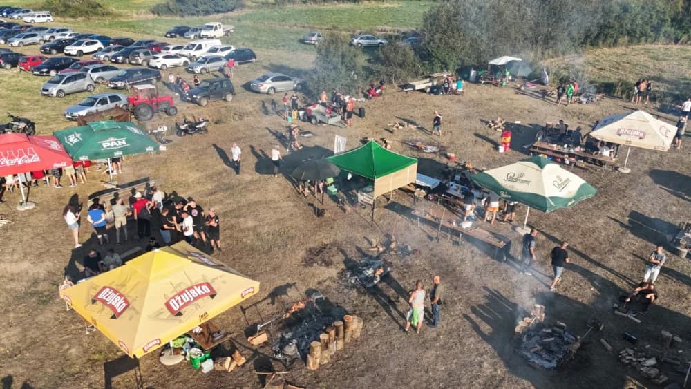 (FOTOGALERIJA) Održana gastronomsko-turistička manifestacija u Lovčiću: 30-ak ekipa pokazale svoja umijeća u pečenju slasne delicije