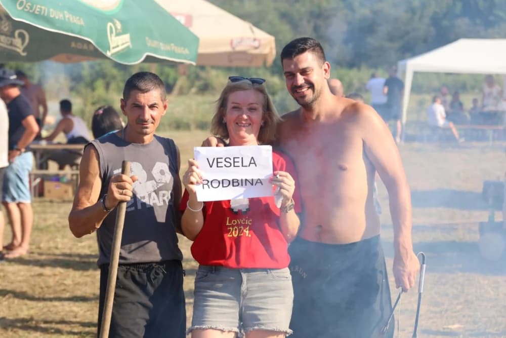 (FOTOGALERIJA) Održana gastronomsko-turistička manifestacija u Lovčiću: 30-ak ekipa pokazale svoja umijeća u pečenju slasne delicije