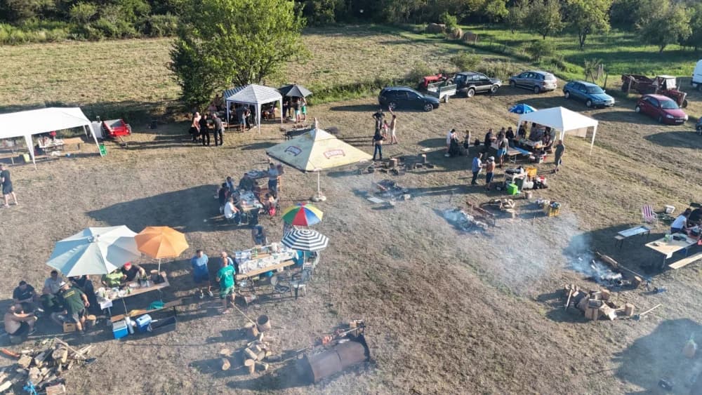 (FOTOGALERIJA) Održana gastronomsko-turistička manifestacija u Lovčiću: 30-ak ekipa pokazale svoja umijeća u pečenju slasne delicije