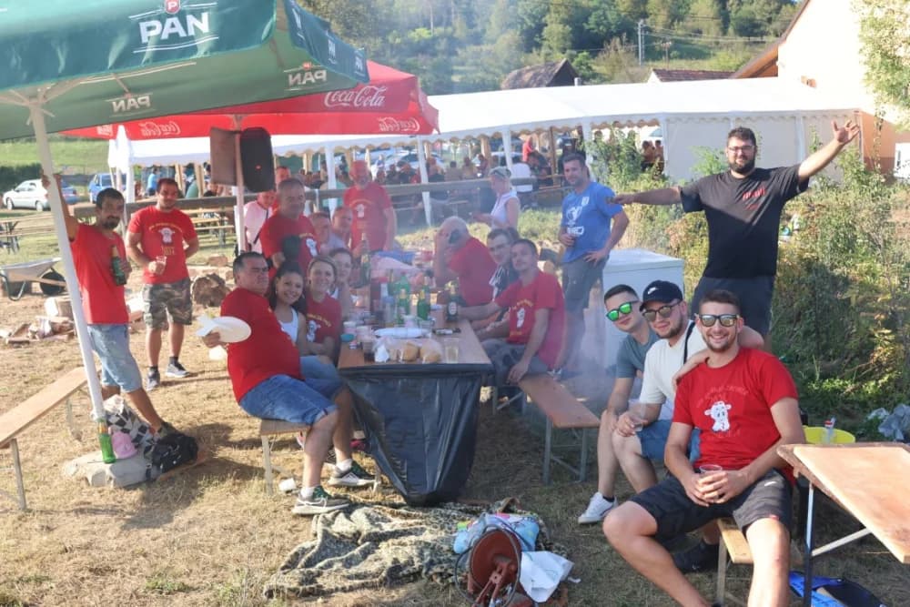 (FOTOGALERIJA) Održana gastronomsko-turistička manifestacija u Lovčiću: 30-ak ekipa pokazale svoja umijeća u pečenju slasne delicije