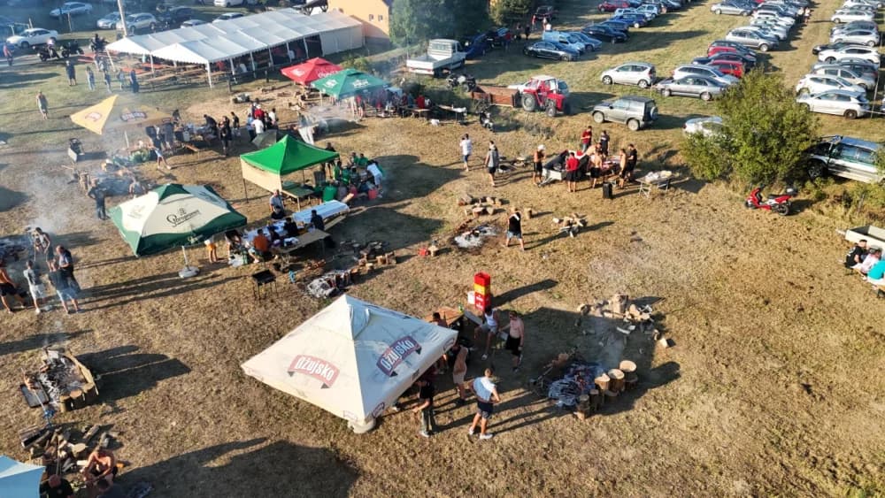 (FOTOGALERIJA) Održana gastronomsko-turistička manifestacija u Lovčiću: 30-ak ekipa pokazale svoja umijeća u pečenju slasne delicije