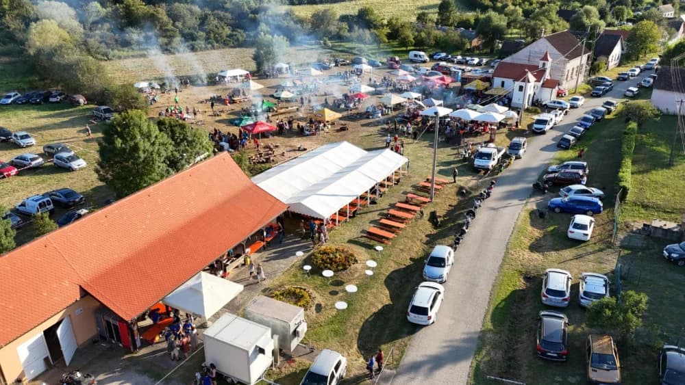 (FOTOGALERIJA) Održana gastronomsko-turistička manifestacija u Lovčiću: 30-ak ekipa pokazale svoja umijeća u pečenju slasne delicije