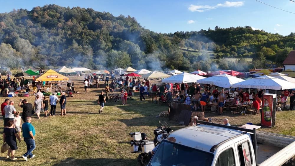 (FOTOGALERIJA) Održana gastronomsko-turistička manifestacija u Lovčiću: 30-ak ekipa pokazale svoja umijeća u pečenju slasne delicije