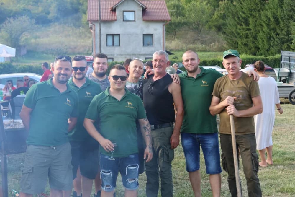(FOTOGALERIJA) Održana gastronomsko-turistička manifestacija u Lovčiću: 30-ak ekipa pokazale svoja umijeća u pečenju slasne delicije