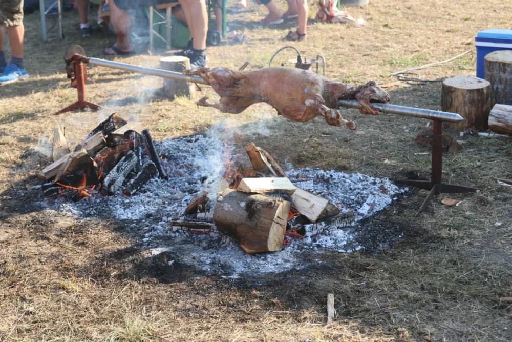 (FOTOGALERIJA) Održana gastronomsko-turistička manifestacija u Lovčiću: 30-ak ekipa pokazale svoja umijeća u pečenju slasne delicije